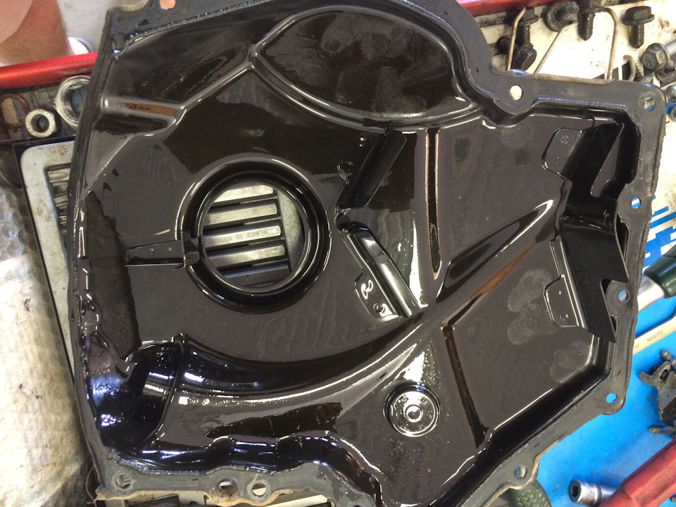 Крышка целая, следов трения нет — Volkswagen Tiguan (1G)