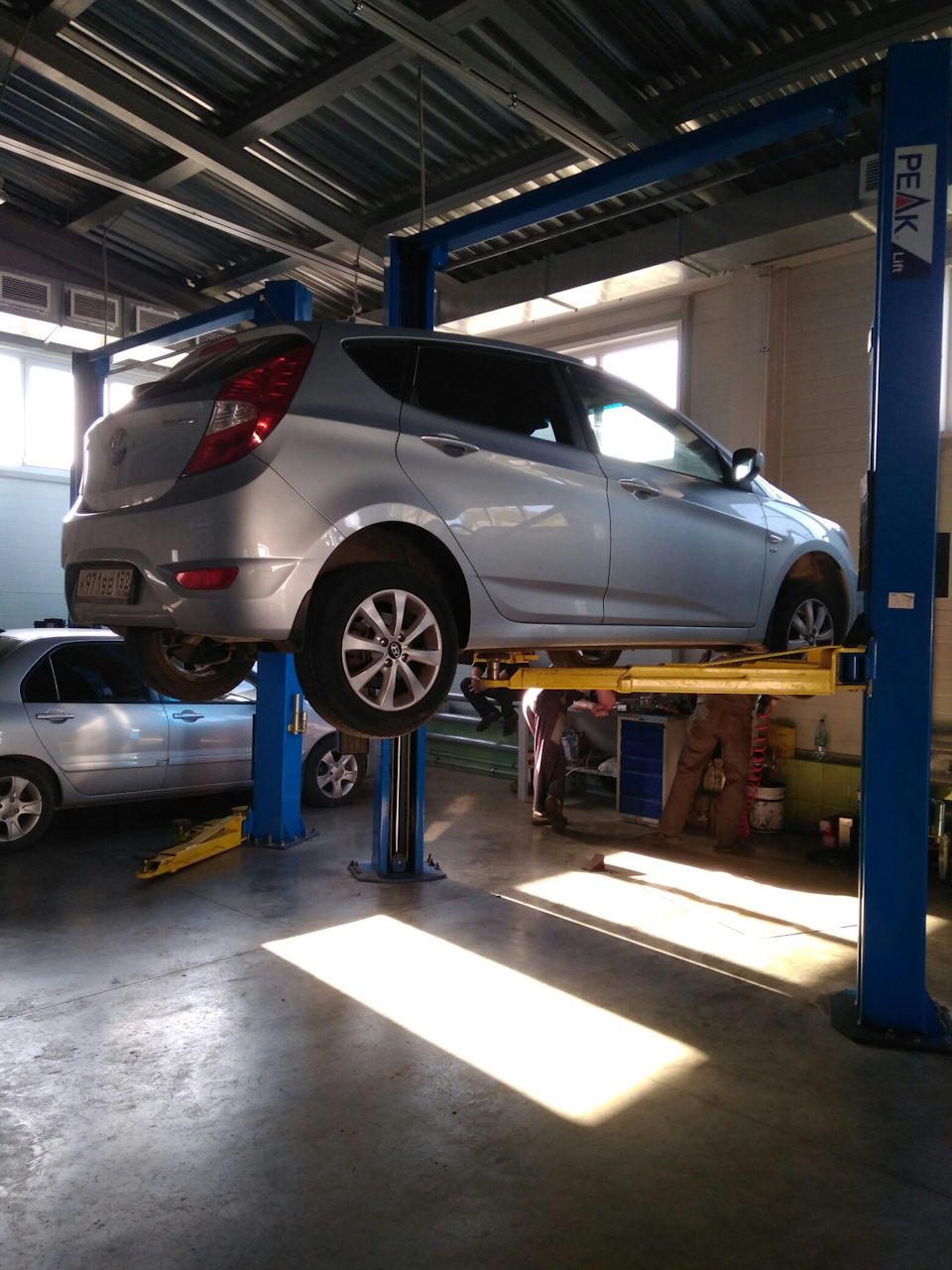 Замена передних тормозных колодок — Hyundai Solaris Hatchback, 1,6 л ...