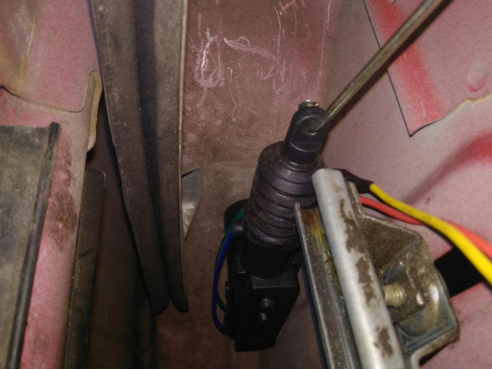 установка электрозамка двери — Opel Vectra B, 1,8 л, 1996 года | своими ...