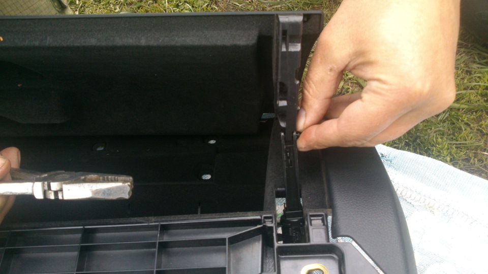 Сломался бардачок (Всё сделал) Часть2 — Audi A4 (B8), 1,8 л, 2008 года ...