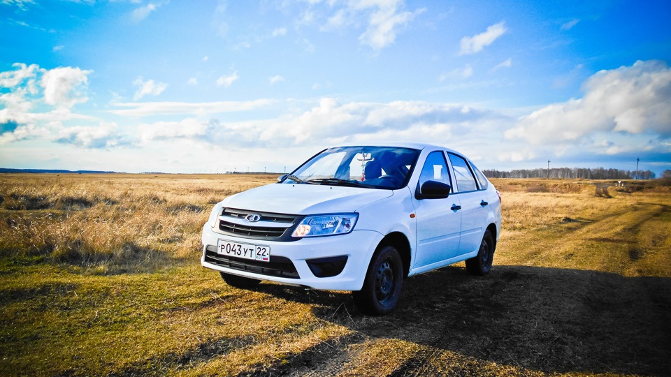 Фото lada granta белая