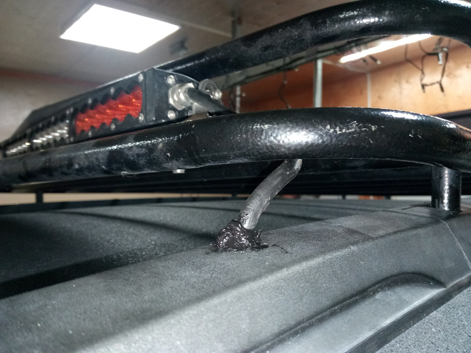 Дырку куда вгонял я провод залил силиконовым герметиком. — Great Wall Hover