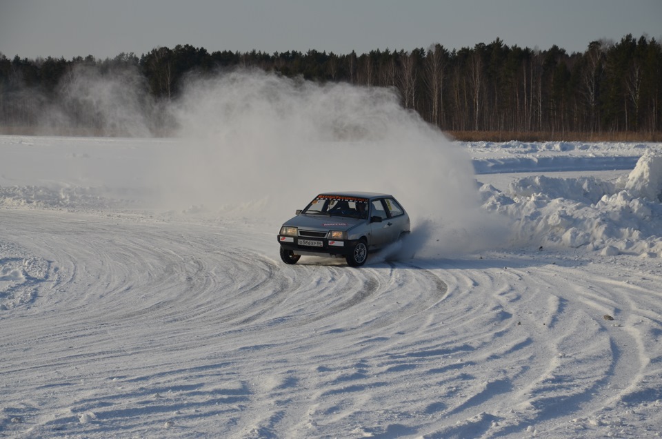 Ледовый автодром. Ледяной автодром Москва. Ледовый автодром Березники. Зимний автодром на Урале озеро балык.