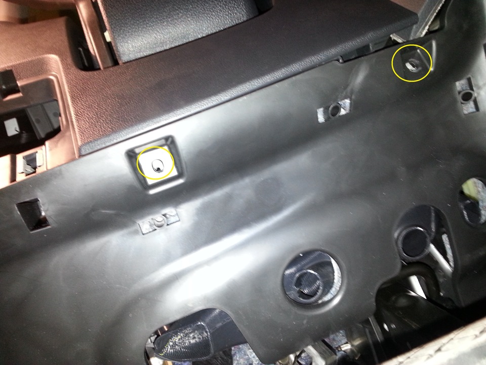 Защиту воздуховода держат три шурупа, один пластиковый фиксатор по центру, боковина на тоннеле пола и розовый диагностический разъем. — Volkswagen Jetta VI