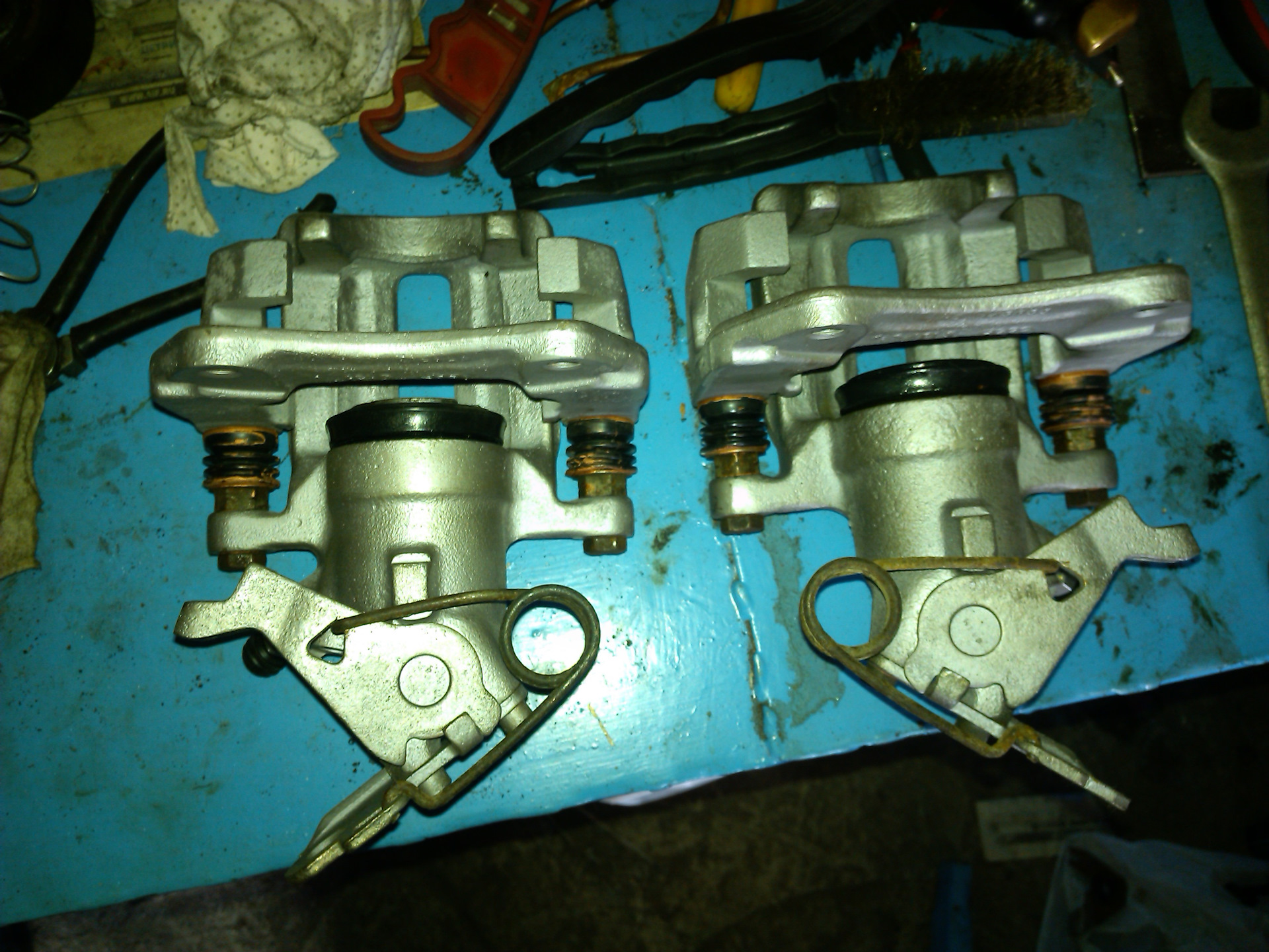 Задний суппорт а6. Задний суппорт а6. Задние суппорта ауди а6 ц5 1998 года. Задние суппорта на audi a6 c5. Задний суппорт ауди а6.