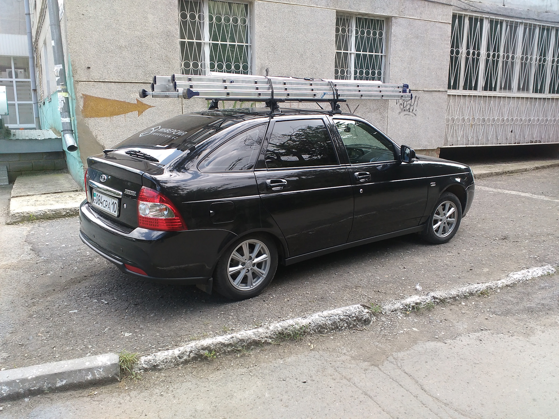 приора хэтчбек кварц оптика. багажник на крышу приора. багажник на приору хэтчбек. приора универсал белая багажник. ваз 2172 приора седан.