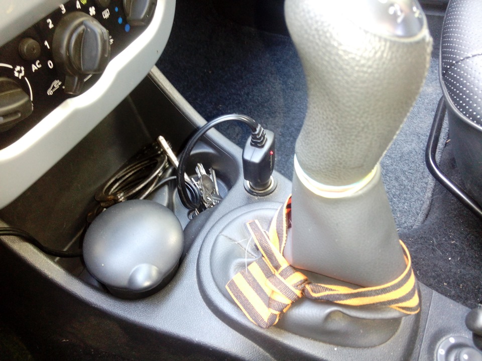 Переместил антирадар к зеркалу, подключил его с видеорегистратором к ...