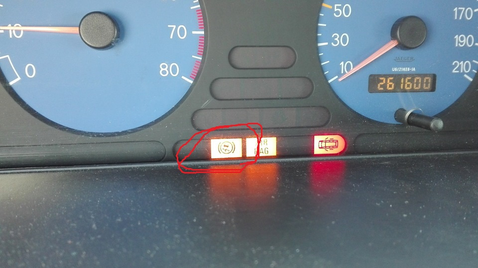 Vw crafter горит датчик охлаждающей жидкости. Контрольные лампы санта фе 2 31 и 32. Тойота рав 4 индикатор давления масла. Индикатор температуры двигателя ниссан ноут гибрид. Индикатор пониженной температуры охлаждающей жидкости.