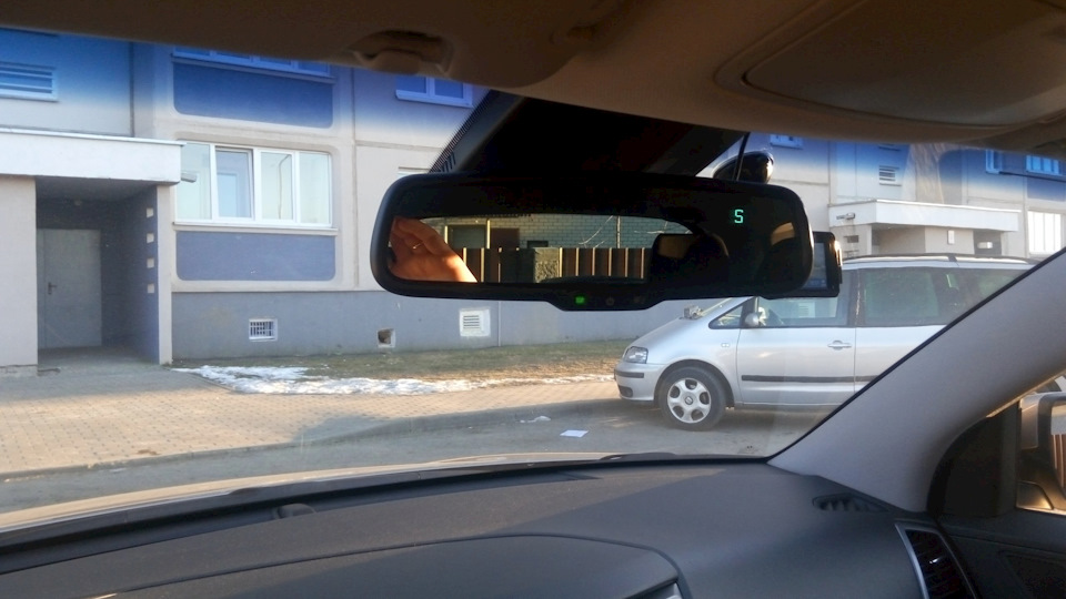 его совсем не видно с водительского места, не ухудшает обзор за счет маленьких размеров. — Hyundai Tucson (TL)