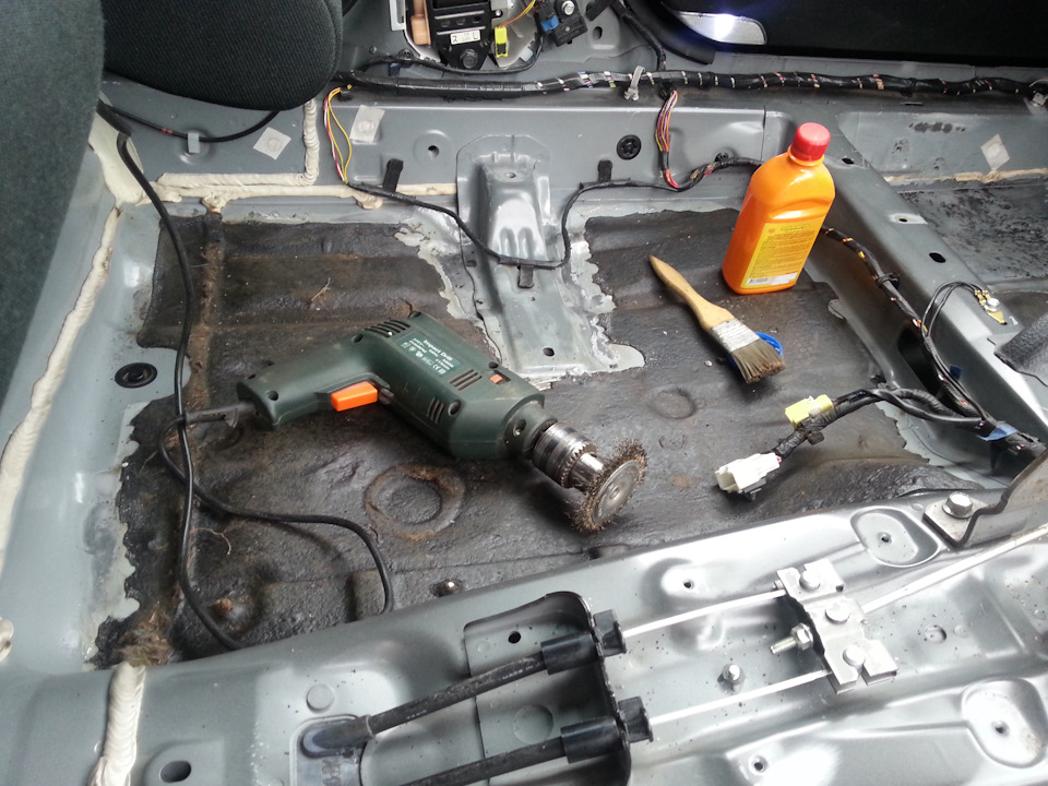 Шумоизоляция мерседес w140. Снятие ковролина мазда cx5. Шумоизоляция пола мазда 6 gg. Пол мазда 6 gg. Ржавчина мазда 6 пол.