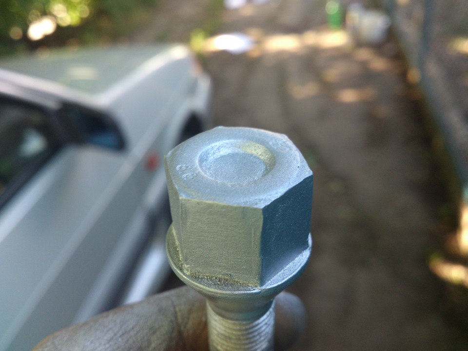 Покраска задних барабанов и болтов … — Lada 2114, 1,5 л, 2005 года ...