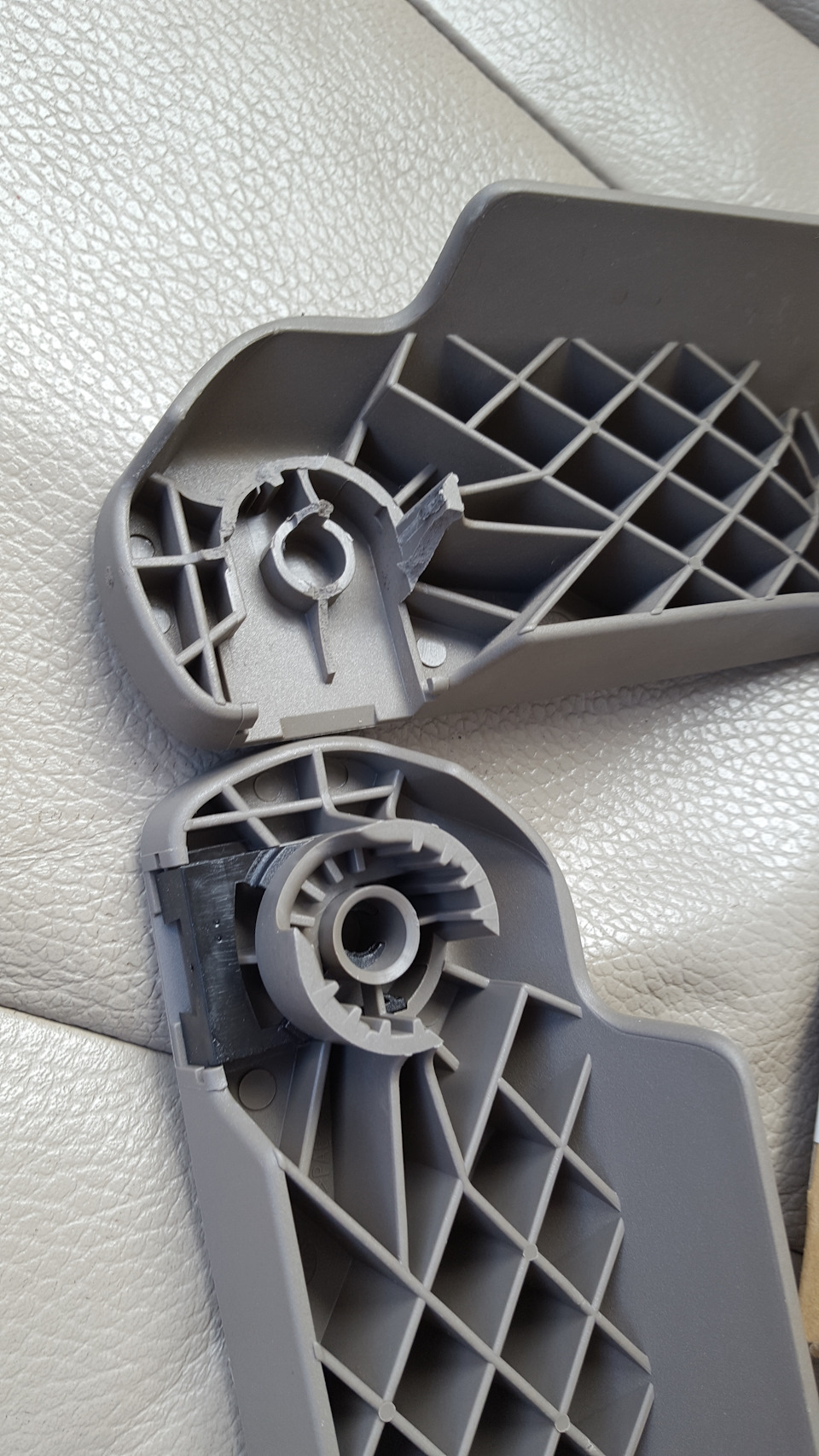 Как снять ручку q7 Ручка открывания капота - Audi Q7 (1G), 4,2 л, 2008 года поломка DRIVE2