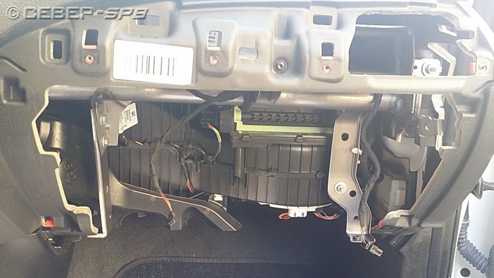 снимаем бардачок, торкс 20, 2 винта на 10 — BMW 1 series (F21)