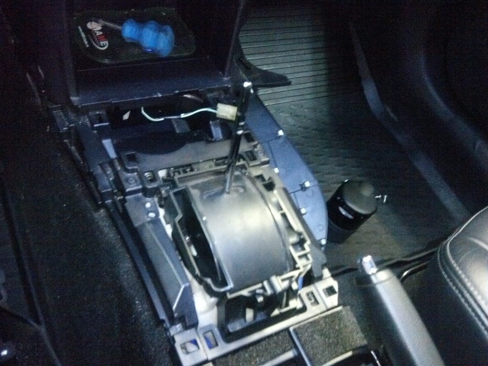 Замены лампы подсветки АКПП — Mitsubishi Outlander XL, 3 л, 2008 года ...