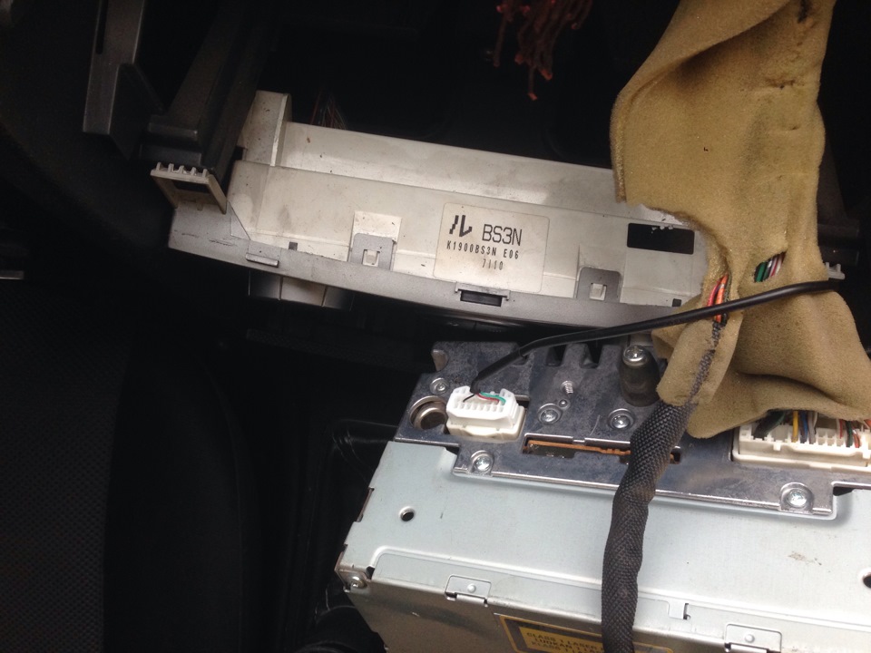 Сделала выход аукс на штатной магнитоле — Mazda 3 (1G) BK, 2 л, 2007 ...