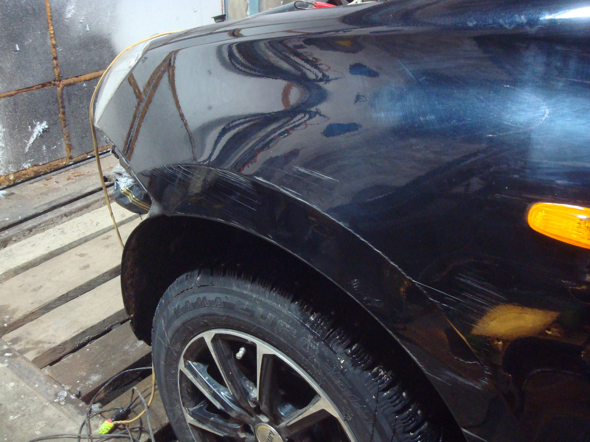 Выправление вмятины на крыле. Вмятина на крыле автомобиля газ 24. Приора вмятина. Вмятина на крыле автомобиля москвич 412. Вмятина на переднем крыле.