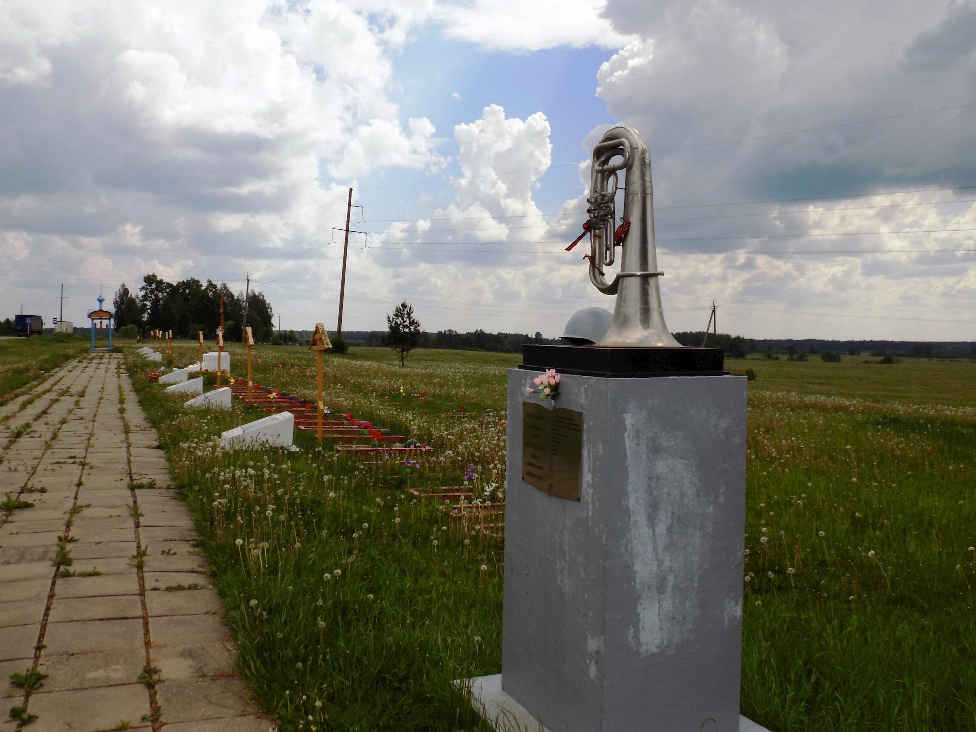 Смоленская область холмы. Красный холм Смоленская область поле памяти. Поле памяти Вязьма красный холм памятники. Поле памяти Смоленская область Вязьма. Деревня красный холм Смоленская область.