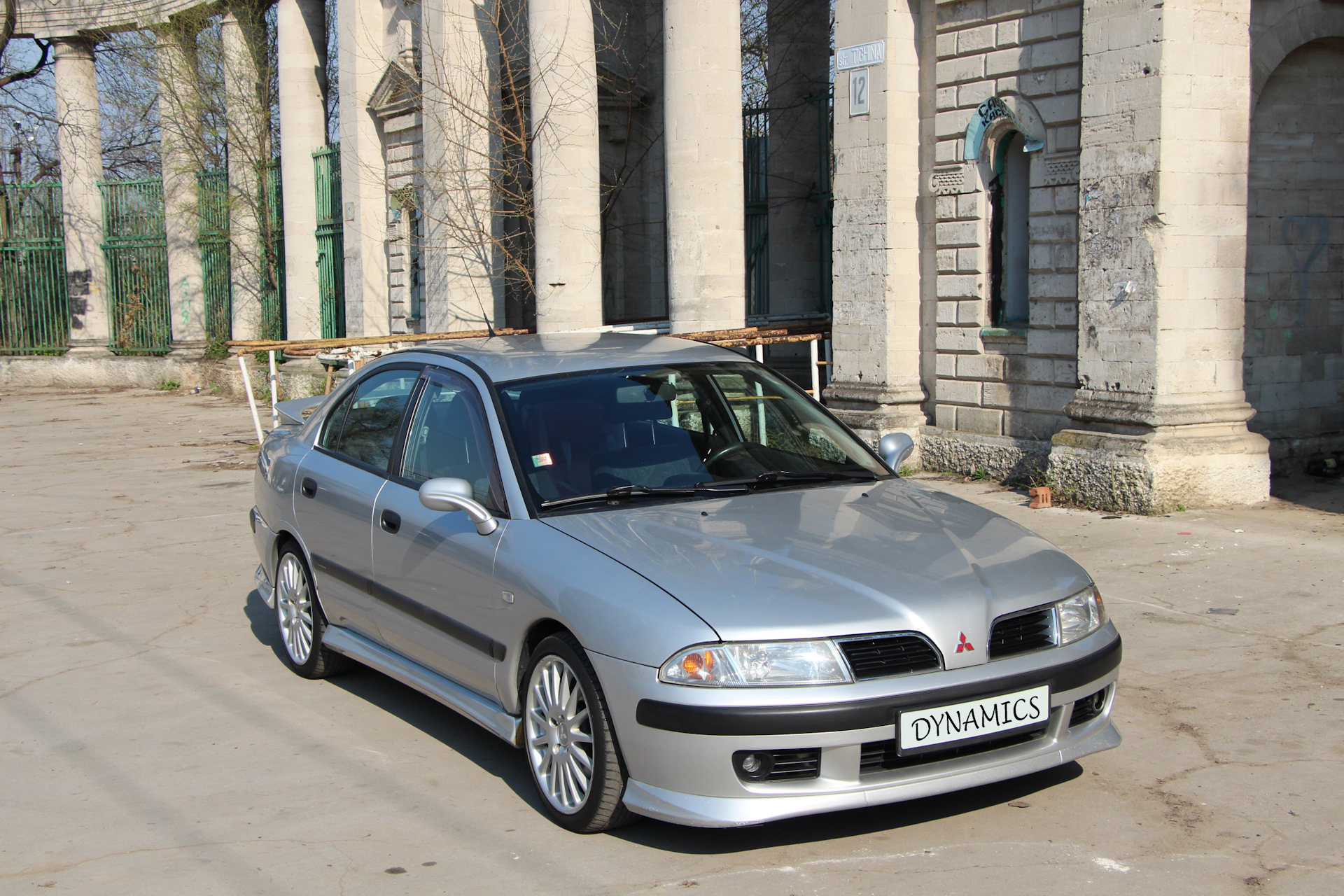 Мицубиси каризма. Каризма Динамикс. Mitsubishi Carisma 2000 stance. Митсубиси Каризма Дайнемикс. Mitsubishi Carisma stance.