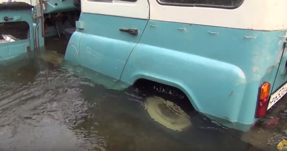 УАЗ 469 — утонул. Вытаскивали лебедками. Вода залила весь кузов. — УАЗ ...