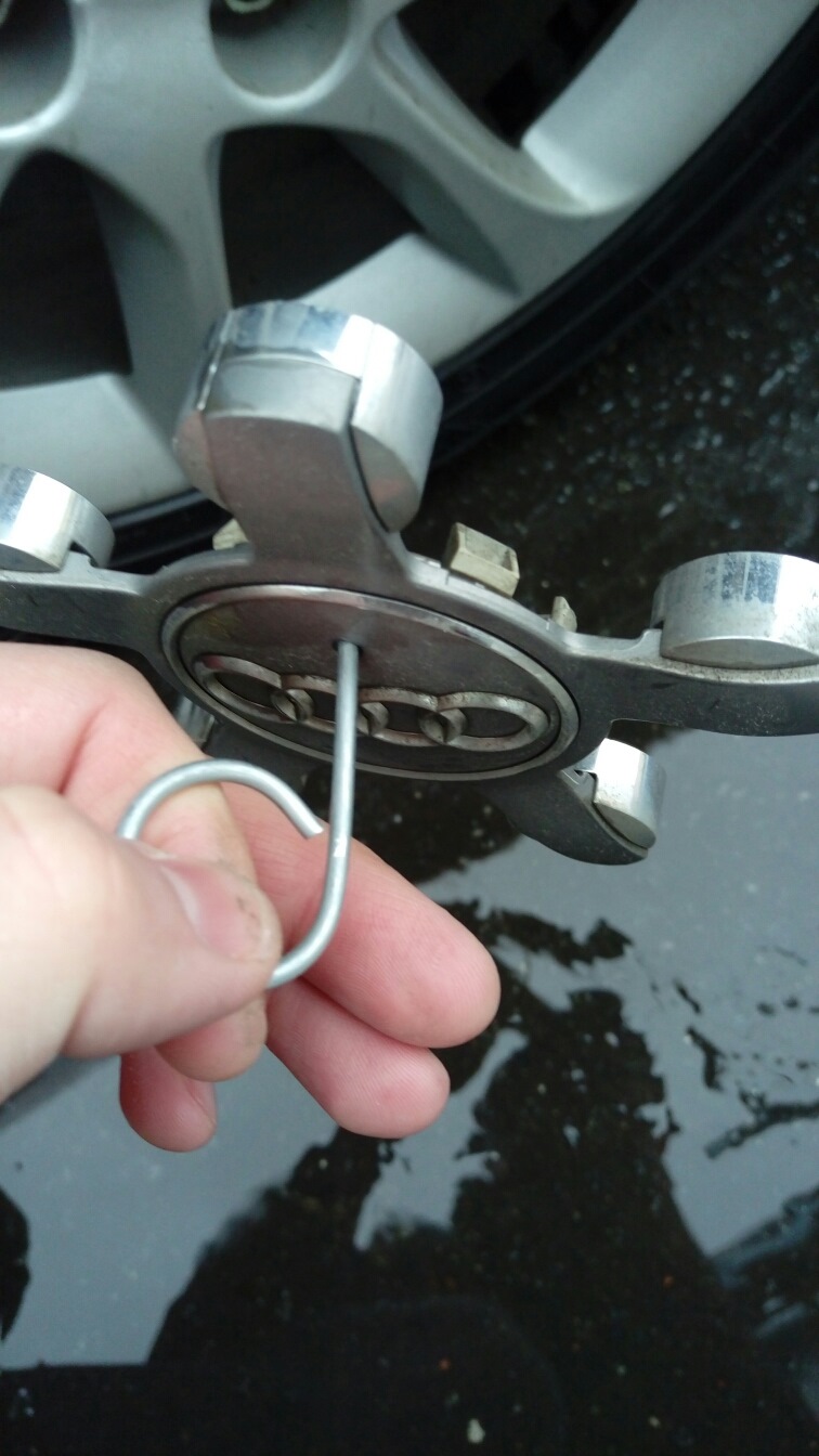 Снятие колпаков. Съёмник секретки Ауди ключ f. Audi q5 крючок для колпачков колесных. Ключ для секретных болтов Ауди а6 с7. Секретка для снятия Колпаков с Ауди.