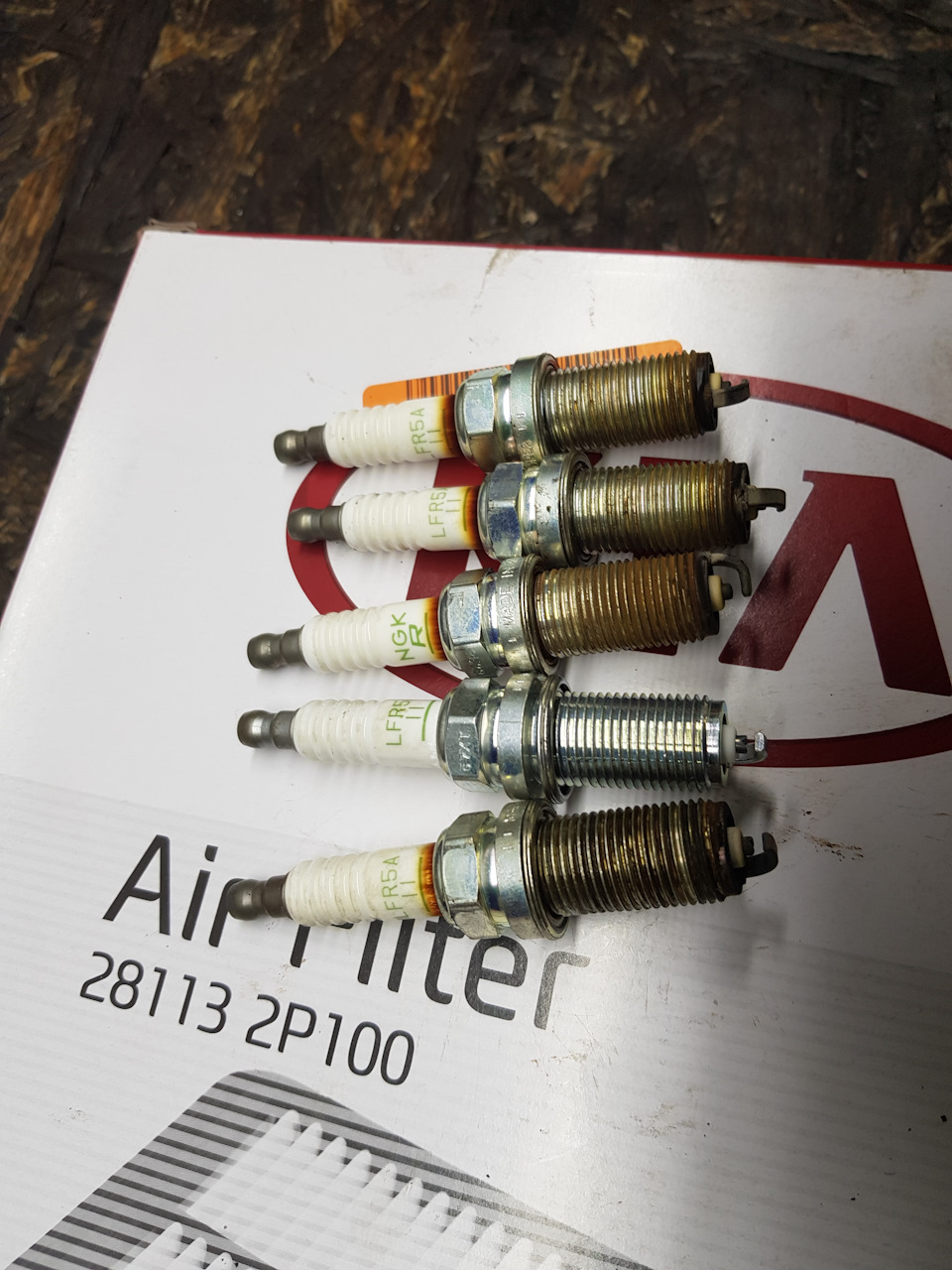 Весь комплект и новая для сравнения… — KIA Sorento (2G). Запчасти на фото: 281132P100