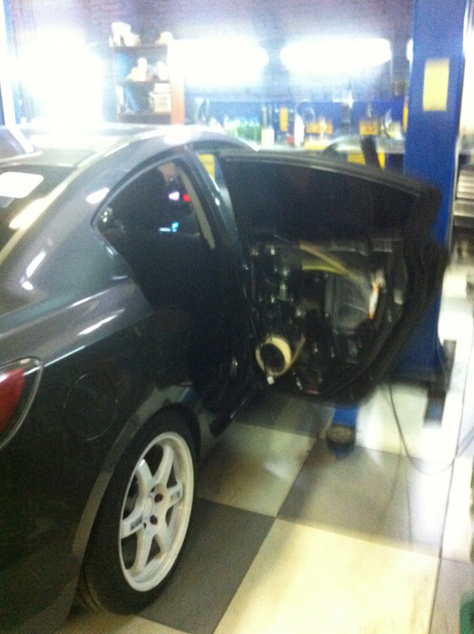 Протяжка акустических проводов в двери. — Mazda 3 (2G) BL, 1,6 л, 2011 ...