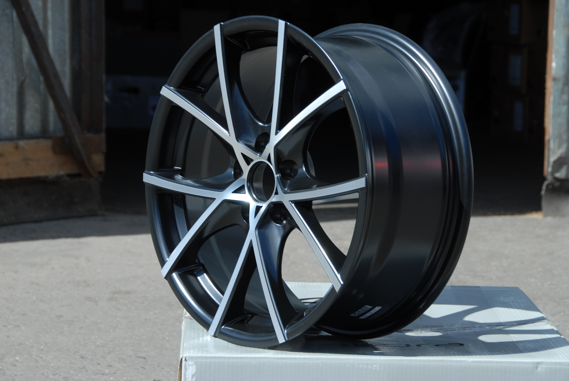 Диски r17 114.3. Sakura Wheels 9517. Колесный диск Sakura Wheels 9517 8x18/5x114.3 d73.1 et45 серый с черным. Колесный диск Sakura Wheels 9517 7.5x17/5x112 d73.1 et45 белый с черным. Колесный диск Sakura Wheels 9517 8x18/5x112 d73.1 et45 черный с полировкой.