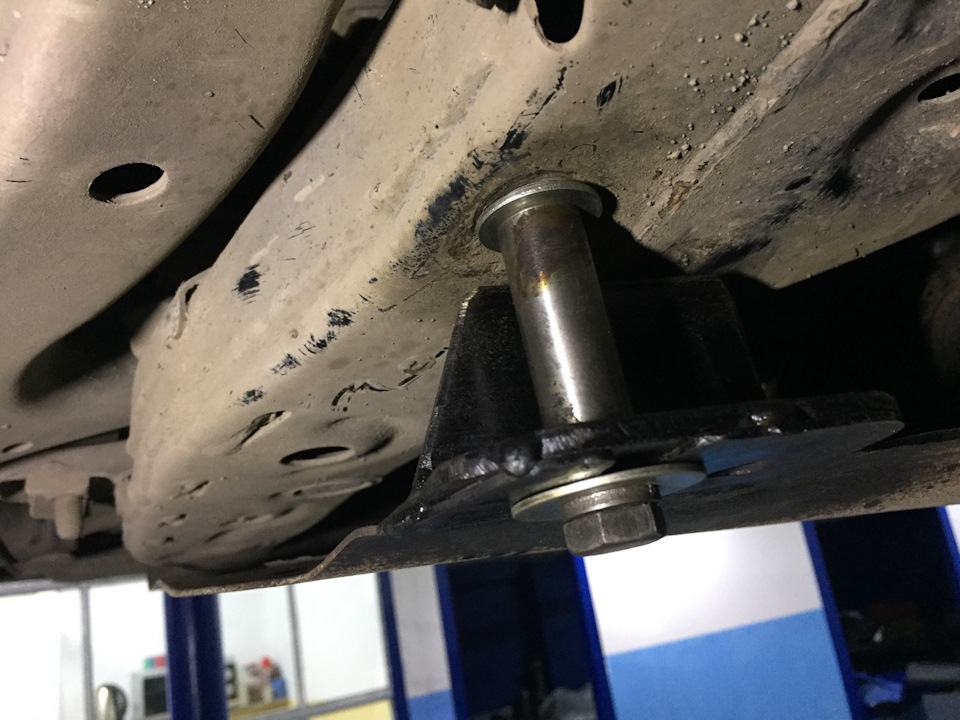 Замена шаровой опоры и модернизация креплений защиты — Toyota Camry ...