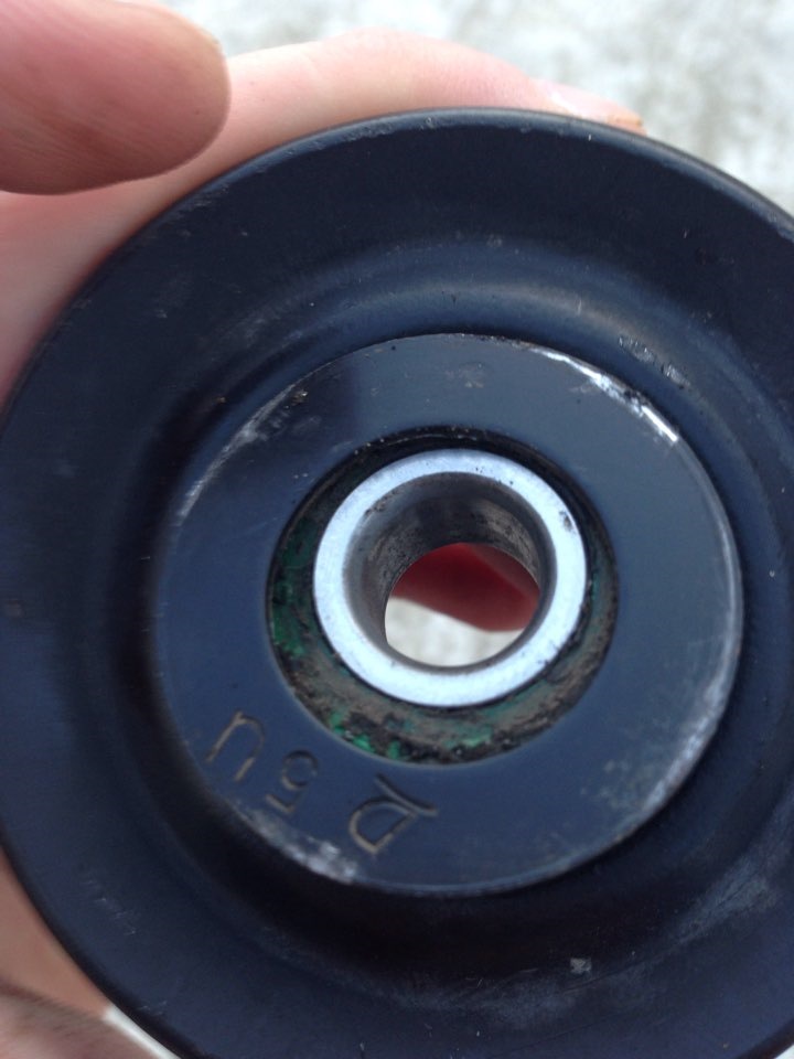 Температурный флажок натяжного ролика вольво. Шумит ролик натяжения ремня. Шумит ролик натяжения ремня. Натяжной ролик ремня грм шевроле лачетти 1. Натяжка ремня генератора лачетти.