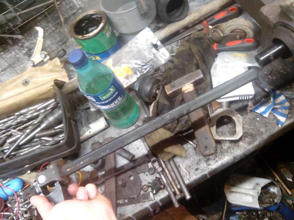 Поставил бу рулевую рейку. Заменил рулевую крестовину, подушку ...