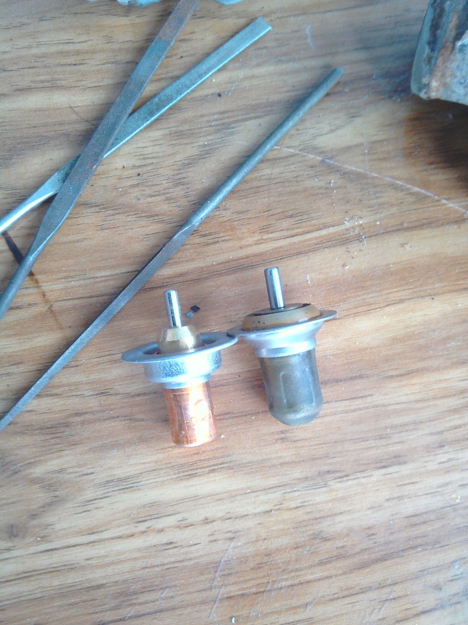 Слева новый термоэлемент, справа родной — Lada Granta