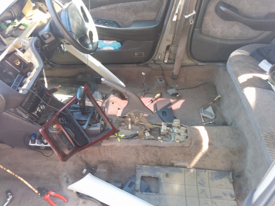 Проклейка торпеды — Honda Accord (6G), 2 л, 1998 года | своими руками ...