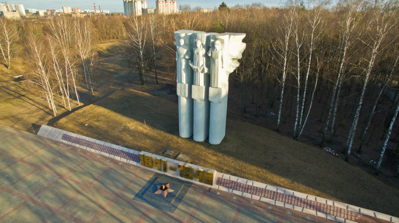 Трое вышли. Мемориал славы королёв. Мемориал воинской славы Королев. Королев мемориал славы площадь Победы. Аллея славы в Королеве.