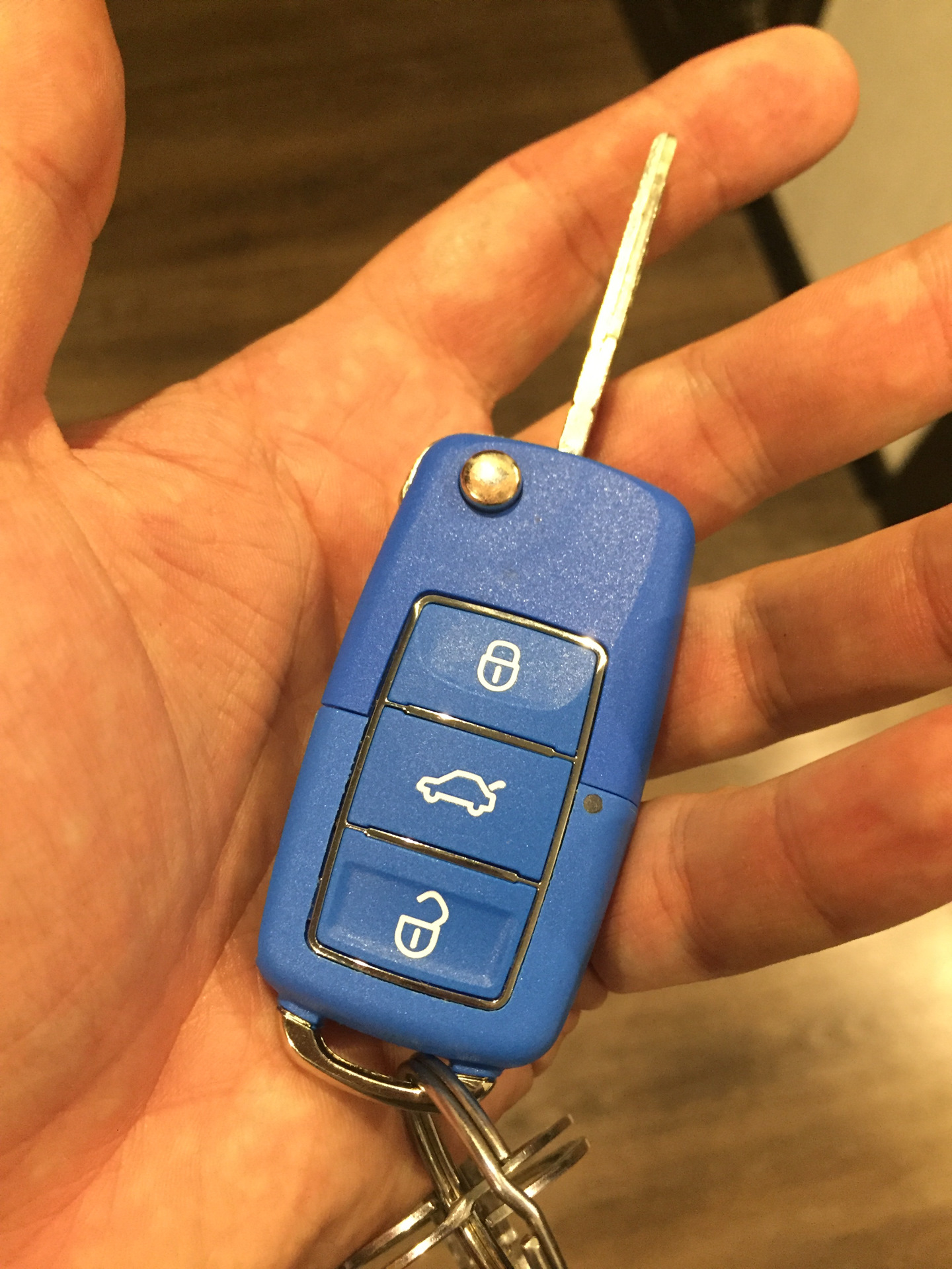Игра синий ключ. Ключи от машины синие. Недорогие ключи. Голубой ключ. Ключ Фольксваген Джетта 5.