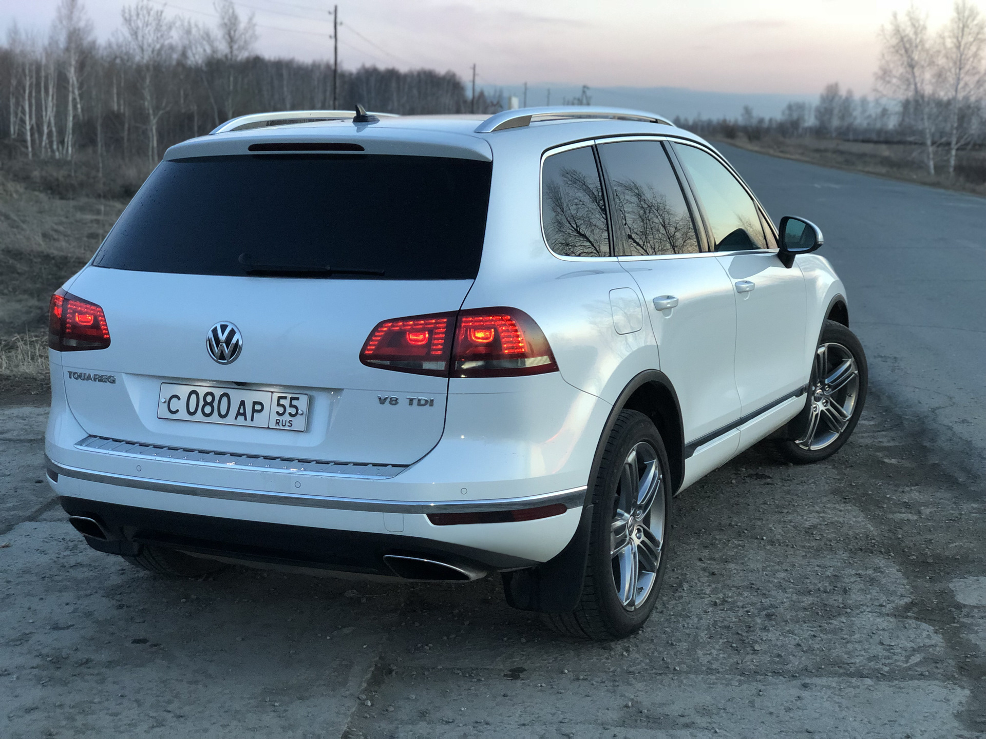 Volkswagen Touareg белый сзади