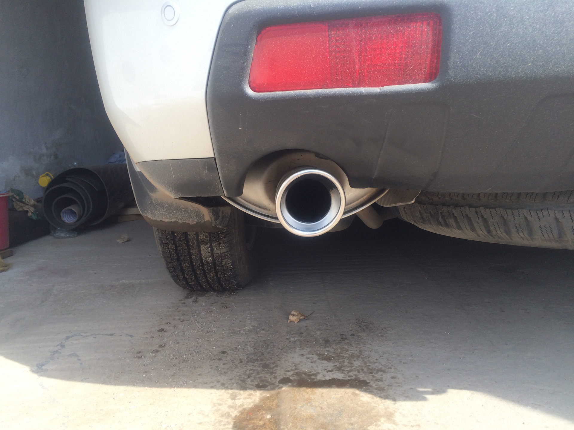 Очистка выхлопной трубы. Чистка выхлопных труб. Чистка выхлопных труб. Масляный налет в выхлопной трубе. Чистка выхлопной трубы автомобиля.