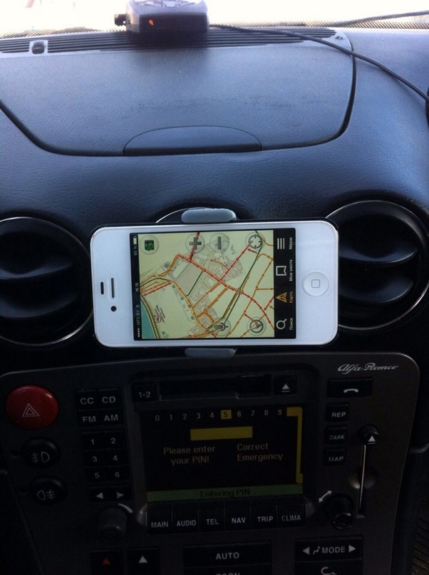 Ехав с дачи домой в Витебск…примерно 120 км…на обгоне какого то корча перегруженного картофаном…решил притопить и обогнать. Выехав на встречку ввалил…ухмыляясь…сравнявшись с корчем, ушлышал под ногами…ббууууууууух…клац клац клац…обороты в отсечку, а корч поехал дальше… — Alfa Romeo 166