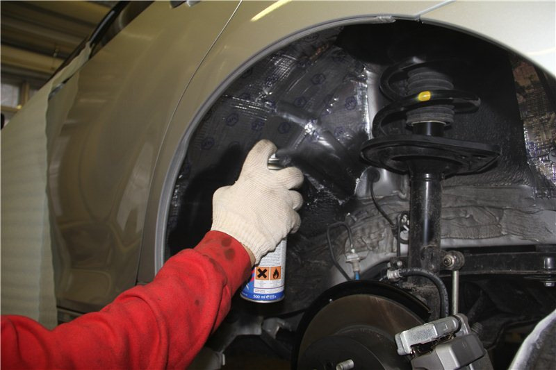 Шум подкрылок. Шумоизоляция арки колеса 2e0863814b vag. Шумоизоляция арок хендай акцент. Напыляемая шумоизоляция автомобиля. Шумоизоляция колесных арок мазда 6 gh.