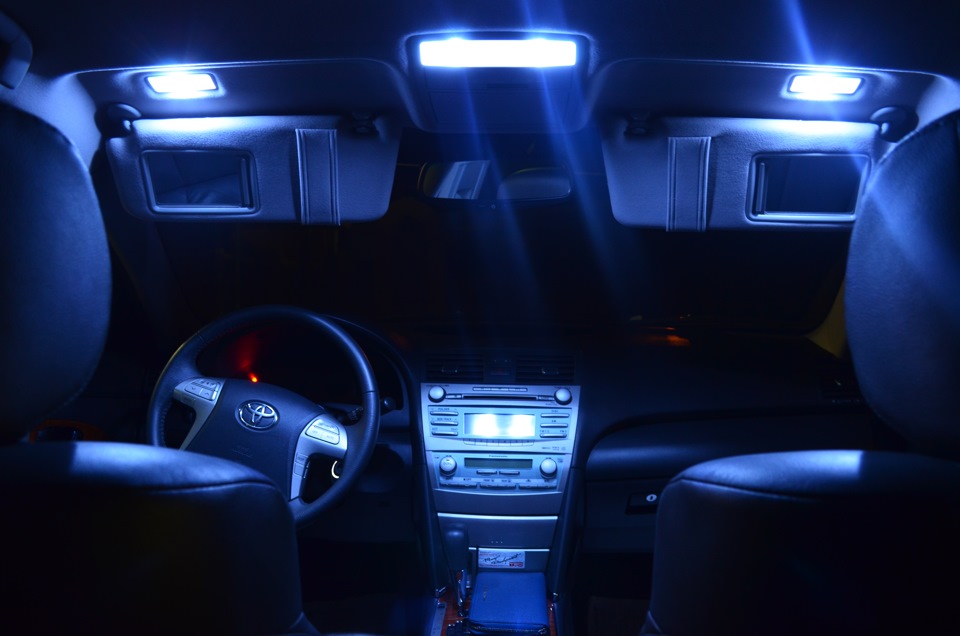 Как самому поменять лампу подсветки двери на Toyota Camry
