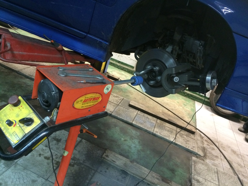 #4. Проточка тормозных дисков, эмблема "лось", dynaudio, телефон ...