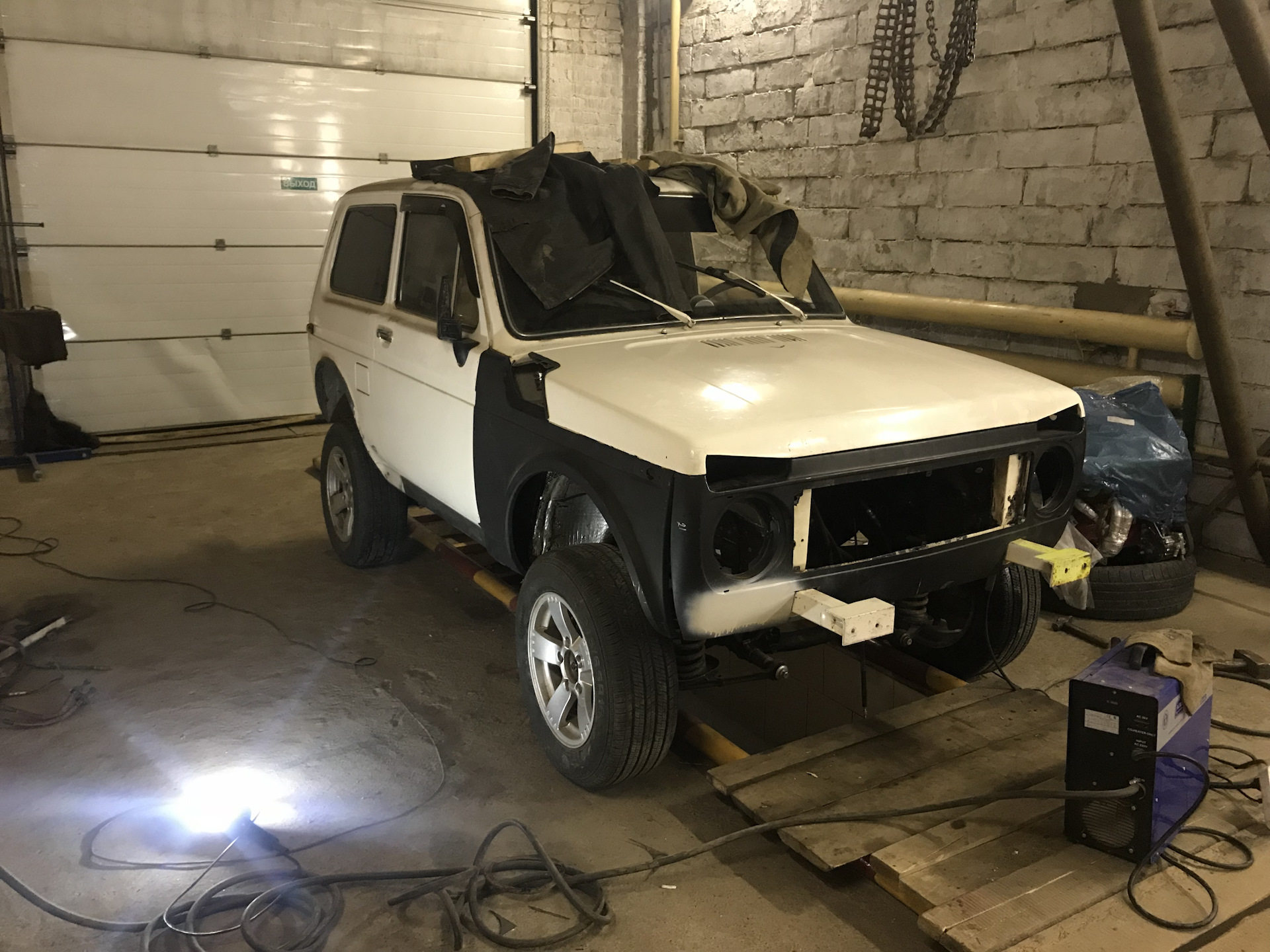 сварка крыльев нива шевроле. сварка нивы. железо для ремонта нивы 2121. пол нива 21213. сварка нивы.