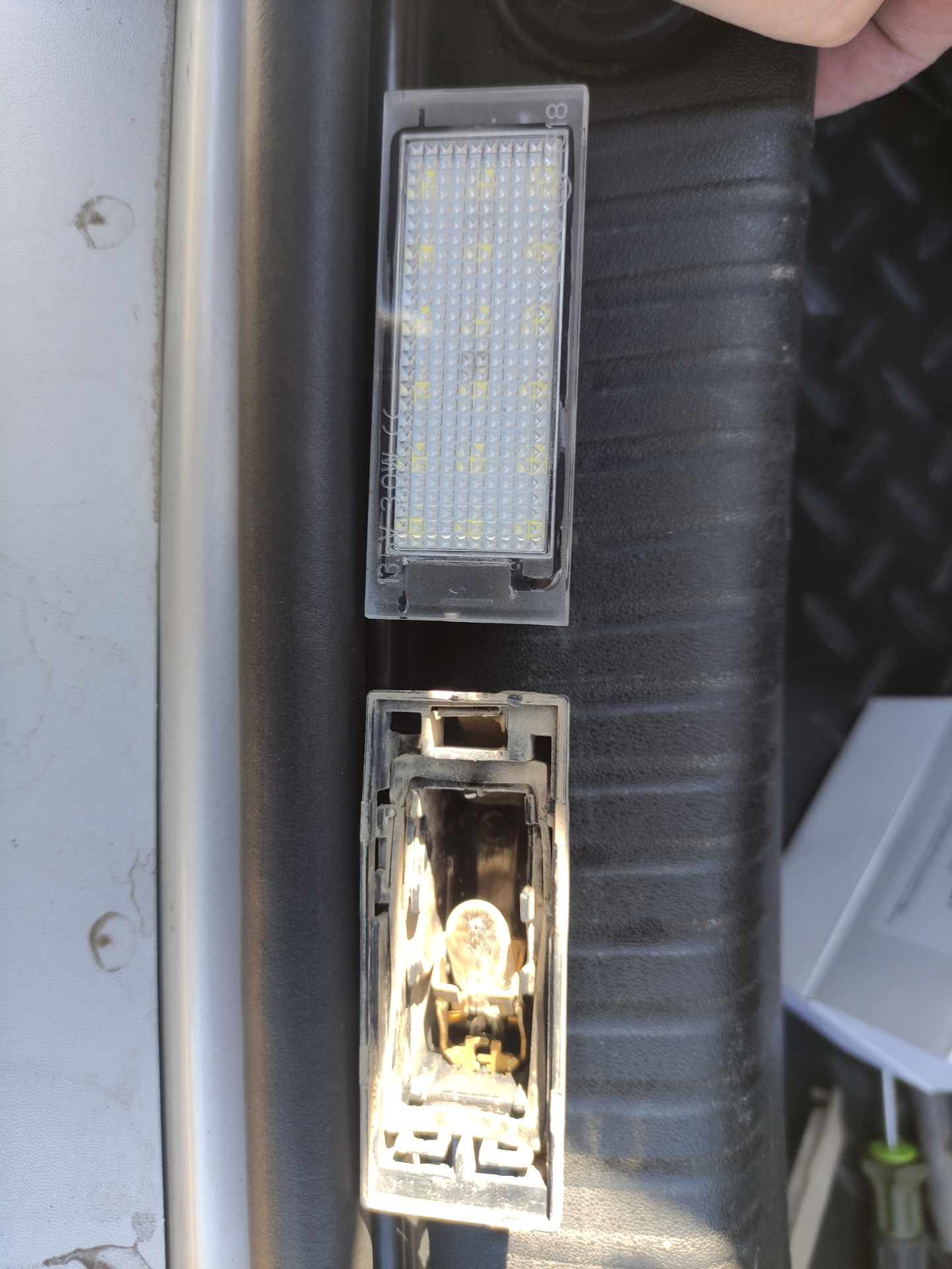 Замена подсветки номера — Renault Megane II, 1,6 л, 2008 года | тюнинг ...