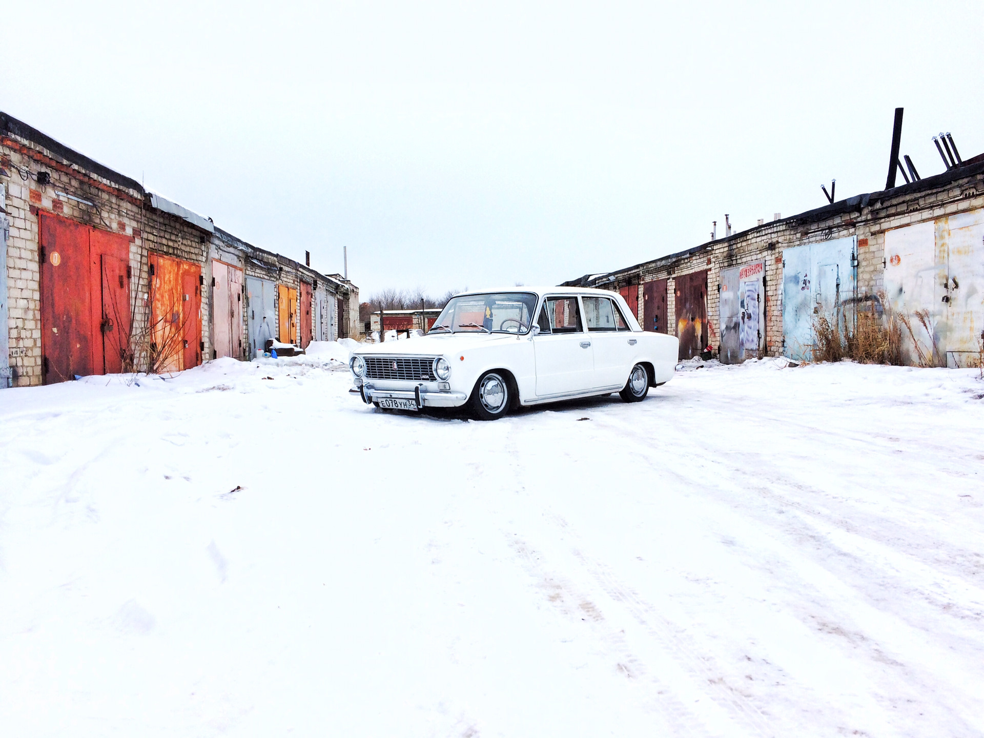 Гараж зимой. Гараж зима. Гаражный кооператив зимой. Заснеженный гараж. Гараж в кооперативе зимой.