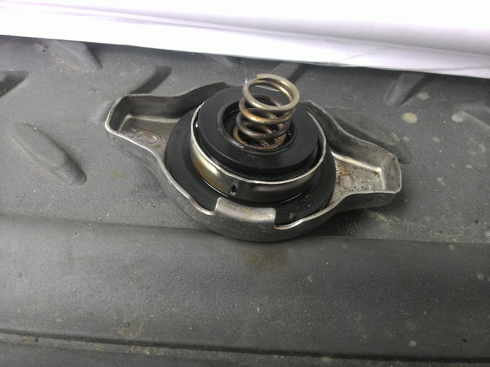 Крышка радиаотра — Toyota Mark II Qualis, 2,2 л, 2000 года | поломка ...