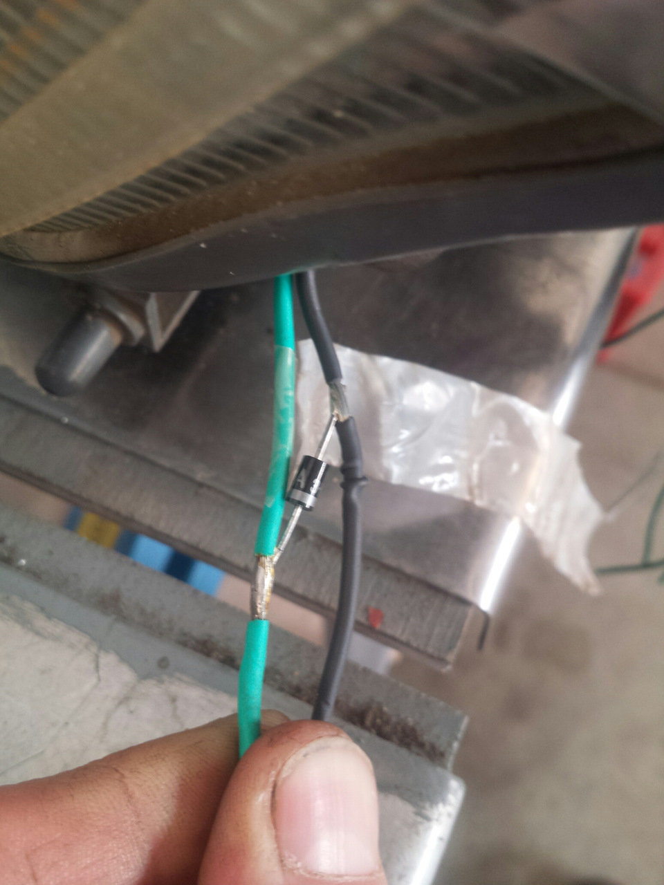 Разобрался зачем нужен диод на входе в реле и шторку — Toyota Yaris (p1 ...