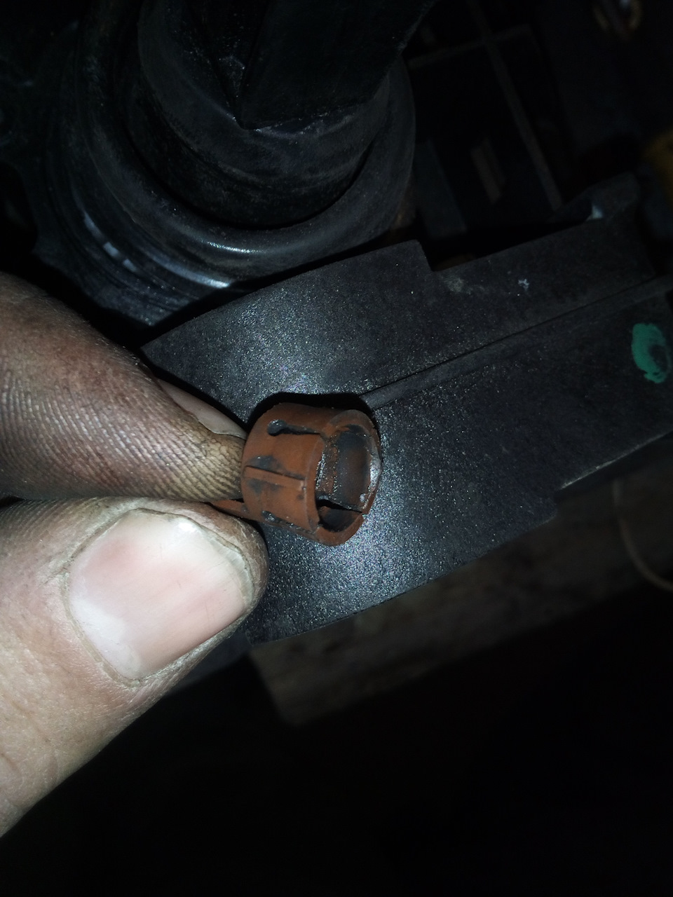 Перестала включаться 3 передача. Перестала включаться 3 передача. Крепление троса акпп пежо 308. Пежо боксер плохо включается задняя передача. Кулиса кпп ауди 100 с3.