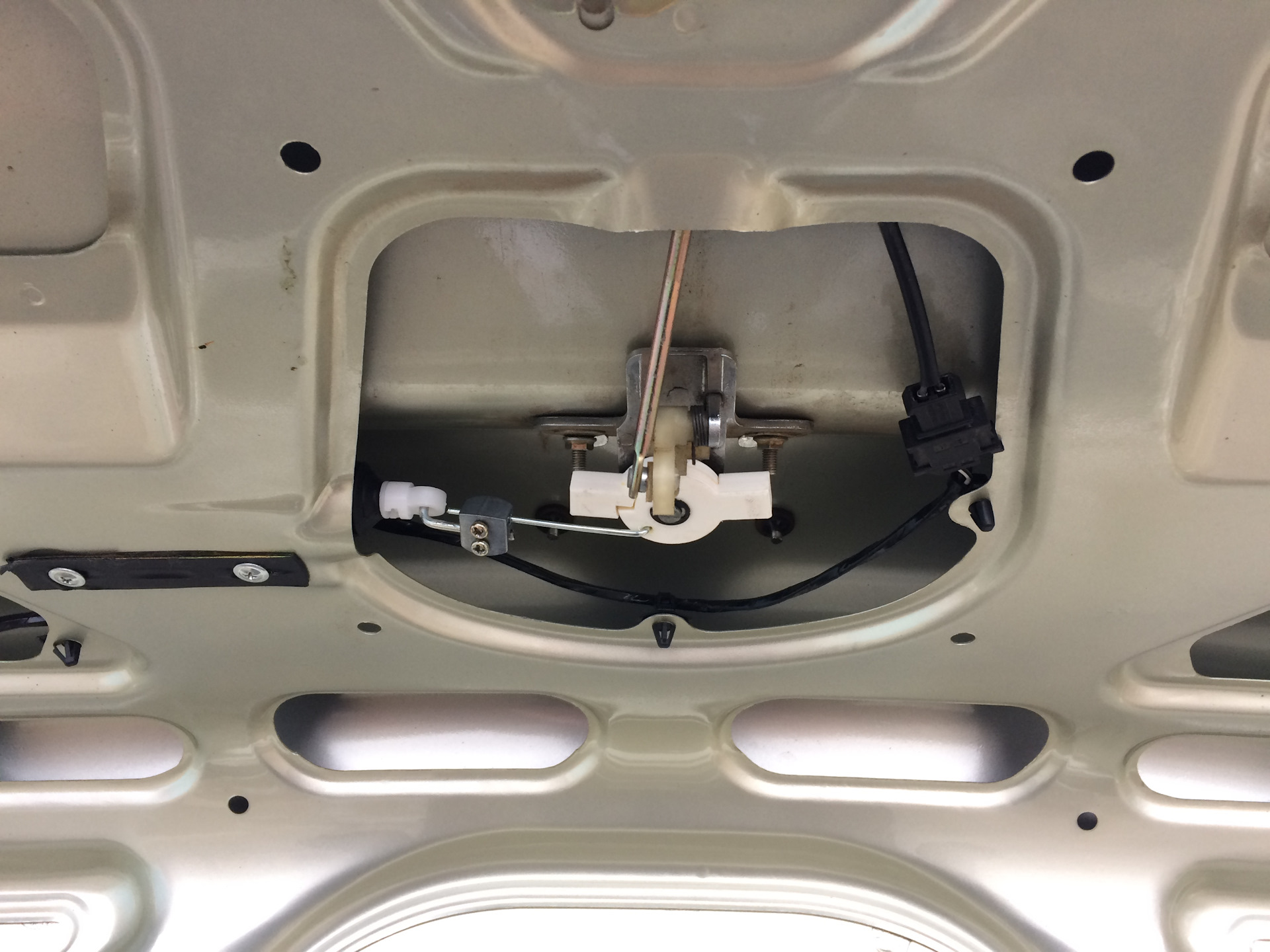 сделать кнопку багажника калина