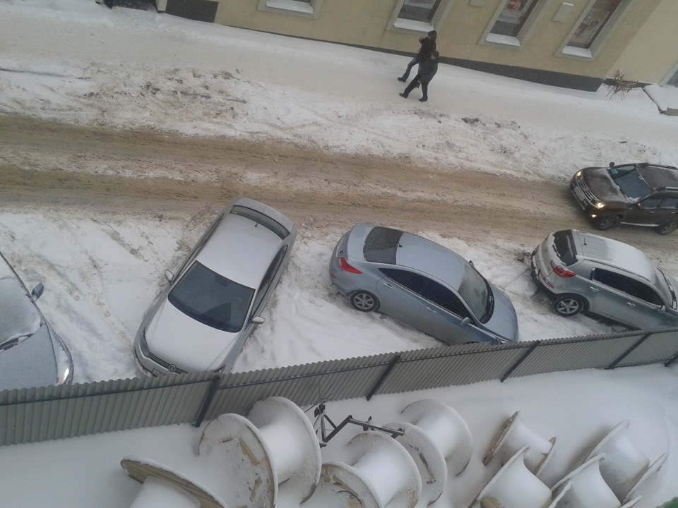 баба паркуется. фотосъемка на парковке. фотосъемка на парковке. девушка припарковывается. авто для женщин.