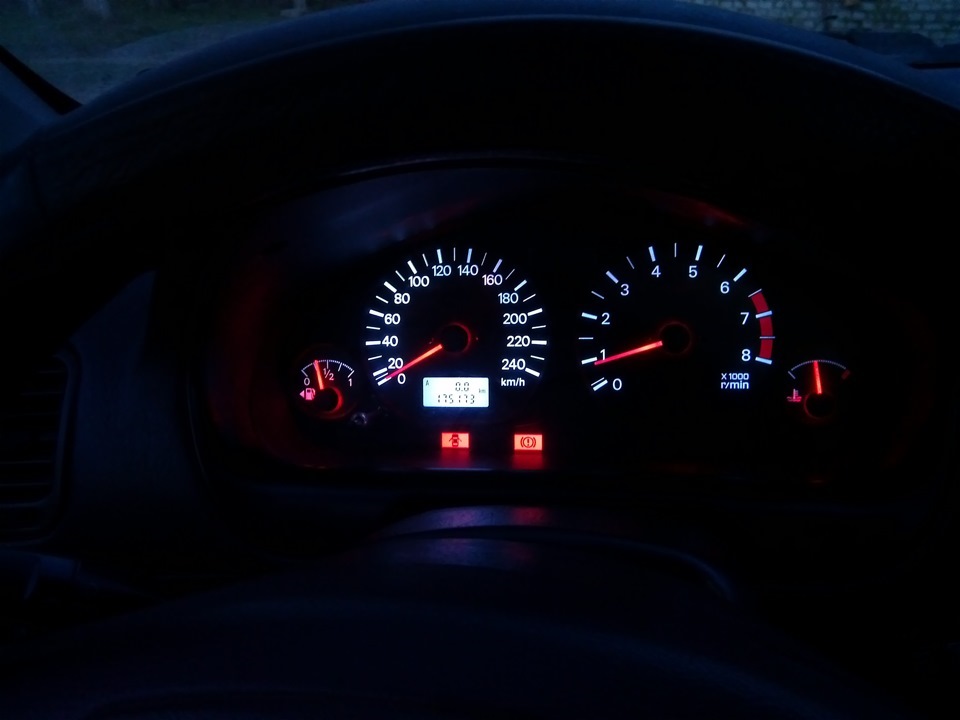 Приборная панель каризма. Панель приборов Mitsubishi Carisma 2. Mitsubishi Carisma приборная панель 2003 год. Подсветка приборов Митсубиси Каризма 2003. Приборка Митсубиси Каризма.