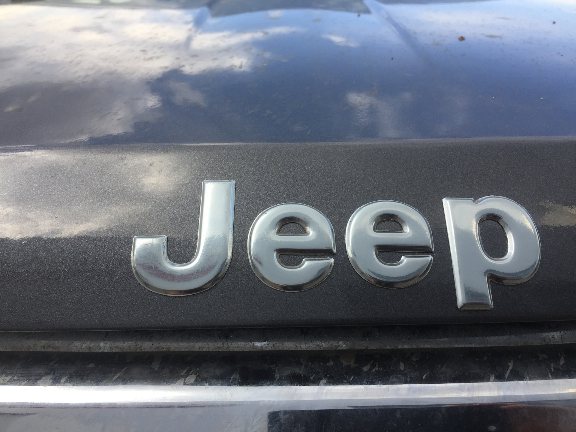 Шильдики на капот. Шильдики на Jeep Grand Cherokee. Jeep Cherokee 4.0l шильдик. Гранд Чероки шильдик v8. Шильдик хром v8 Jeep Grand Cherokee.